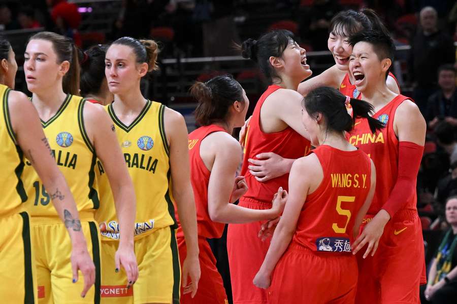 Chinesas vibram com vitória sobre as anfitriãs e vaga na final