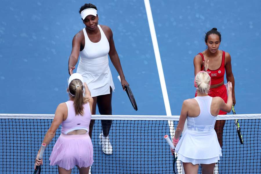 Venus Williams i Leylah Fernandez pozdrawiają Lyudmylę Kichenok i Ellen Perez