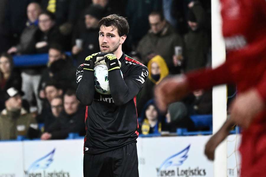 Guarda-redes só podem ter a bola na mão durante seis segundos