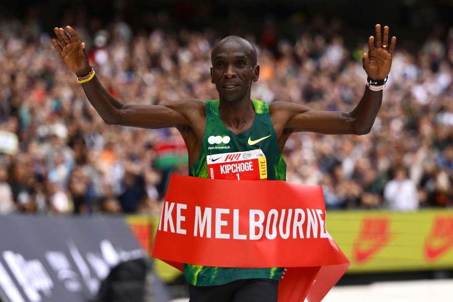 Kipchoge celebra su victoria en el maratón de Melbourne