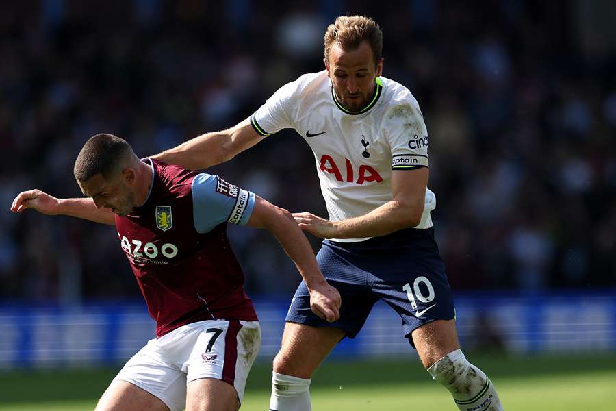 Kane wedijvert met John McGinn van Aston Villa