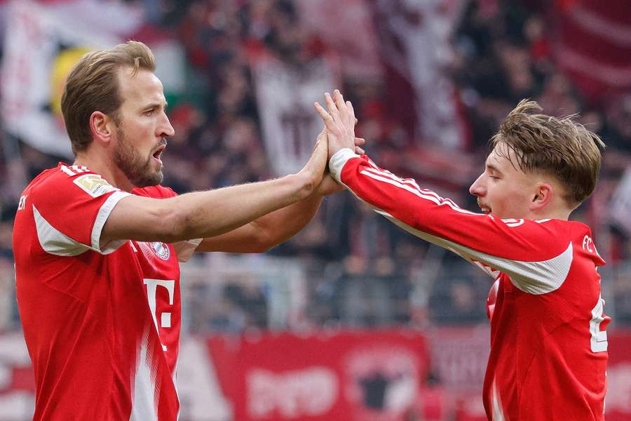 Harry Kane (l.) und Lennart Karl (r.) jubeln über den Sieg in Bremen