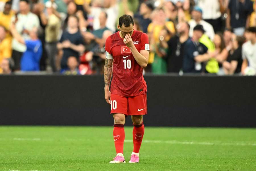 Hakan Calhanoglu nach der türkischen Auftaktniederlage gegen Australien Hakan Calhanoglu nach der türkischen Auftaktniederlage gegen Australien