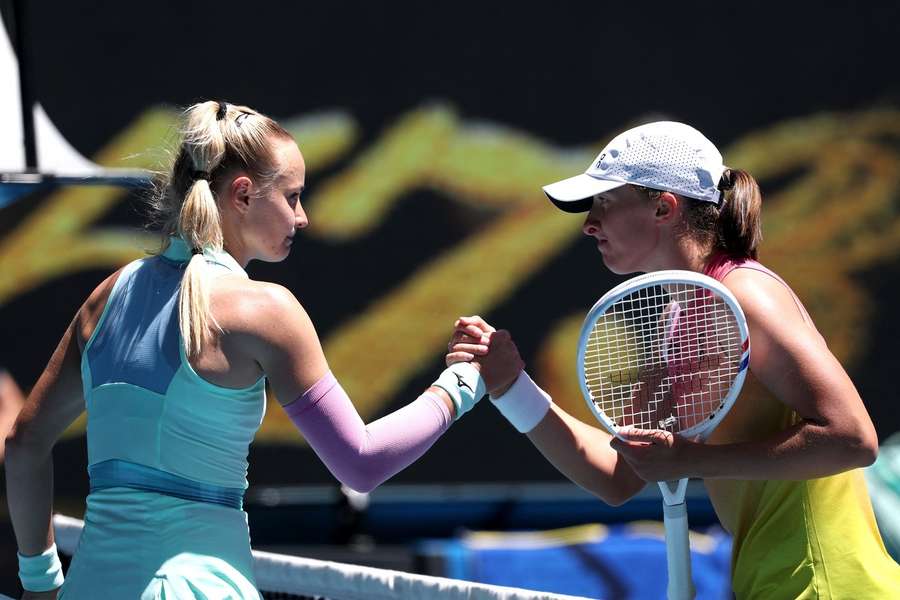 Swiatek y Sramkova se dan la mano en Australia.