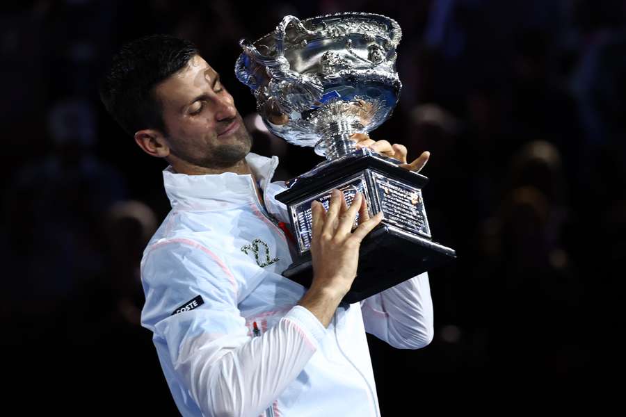 Djokovic alza la coppa dell'Australian Open