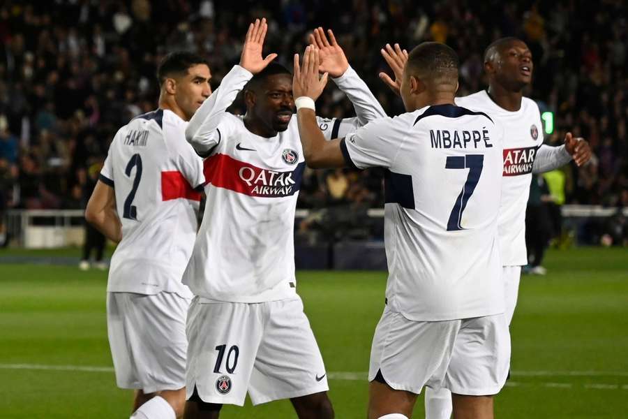 Dembélé festeja o seu golo com Mbappé