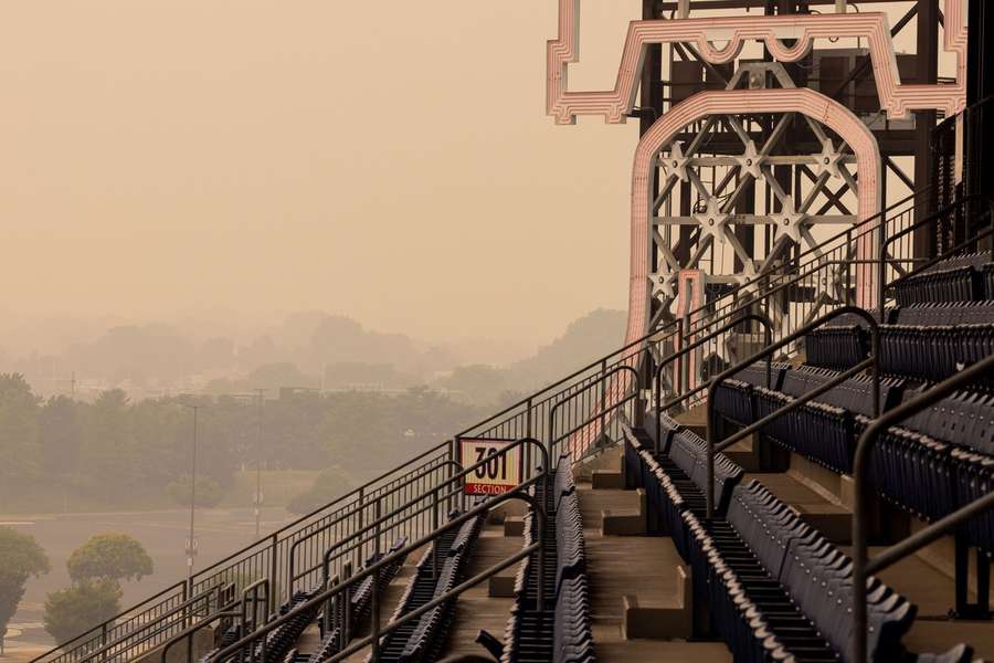 Philadelphia in smog gehuld, gezien vanuit het Citizens Bank Park