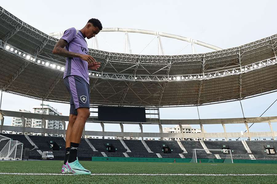 O Botafogo também usa sintético em seu estádio