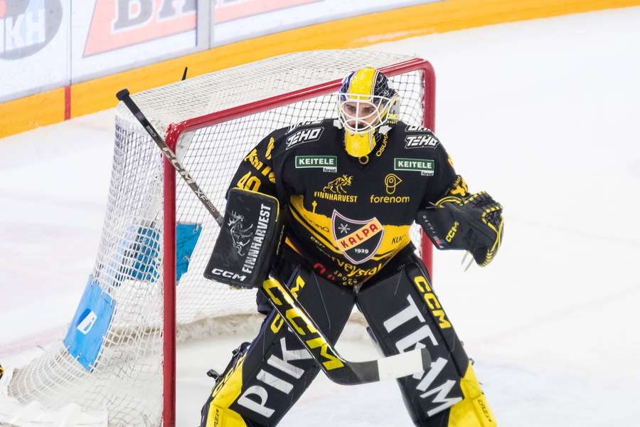 Champions Canada rout Finland to set up women's world final Champions Canada rout Finland to set up women's world final