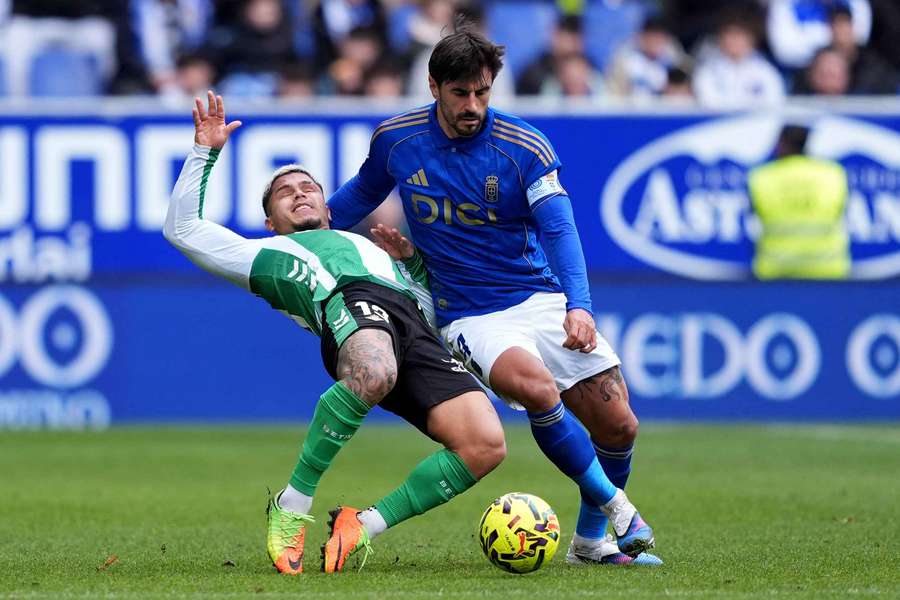 David Costas lucha con Cucho Hernández por un balón en un Oviedo-Betis