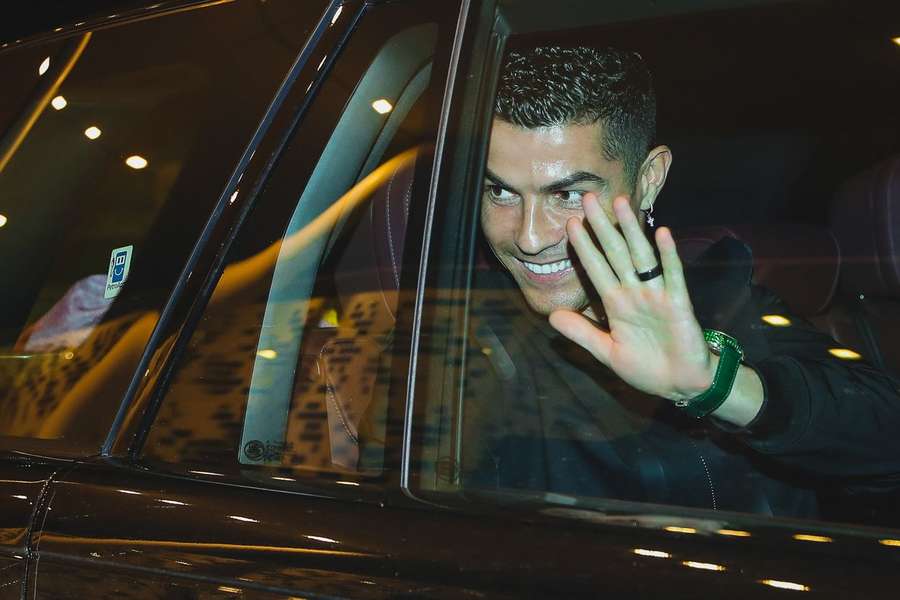 Cristiano Ronaldo foi recebido em Riade por crianças com flores e fortes medidas de segurança