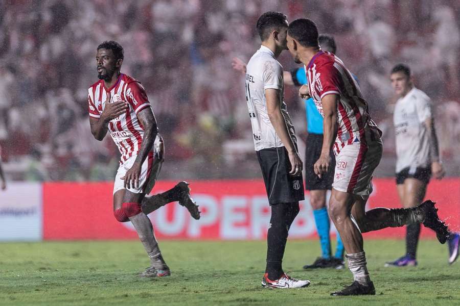 O Timbu venceu o Ceará em casa com arbitragem muito doida