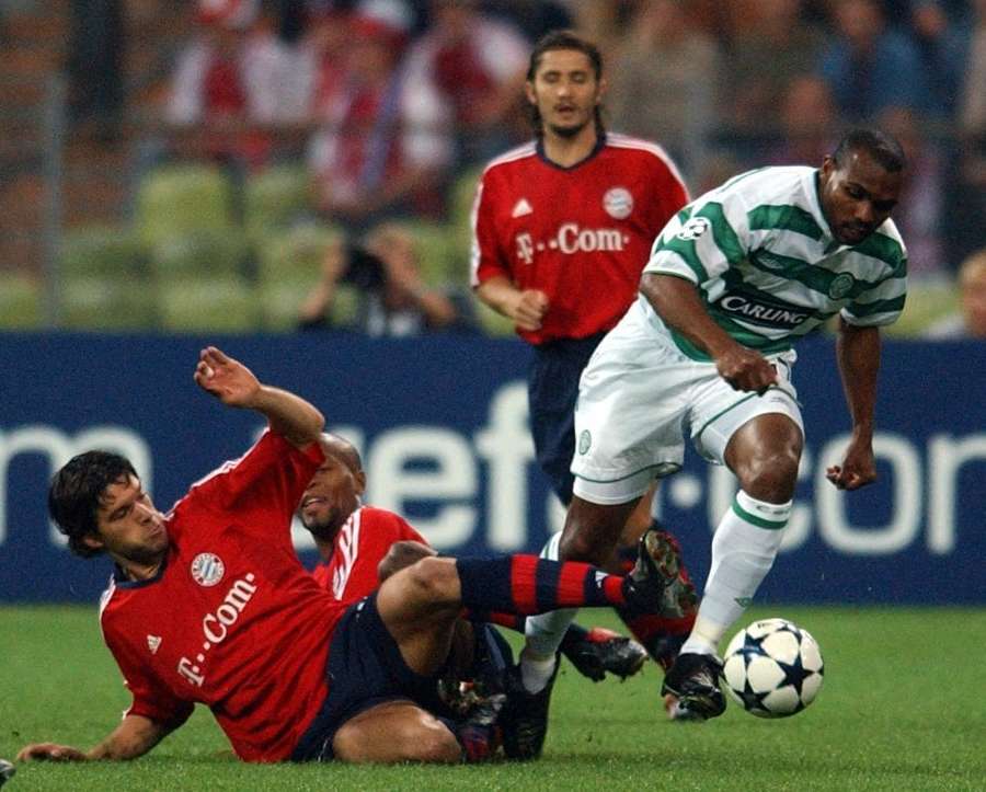 Didier Agathe (dir.), do Celtic, durante um jogo da Liga dos Campeões contra o Bayern de Munique em 2003