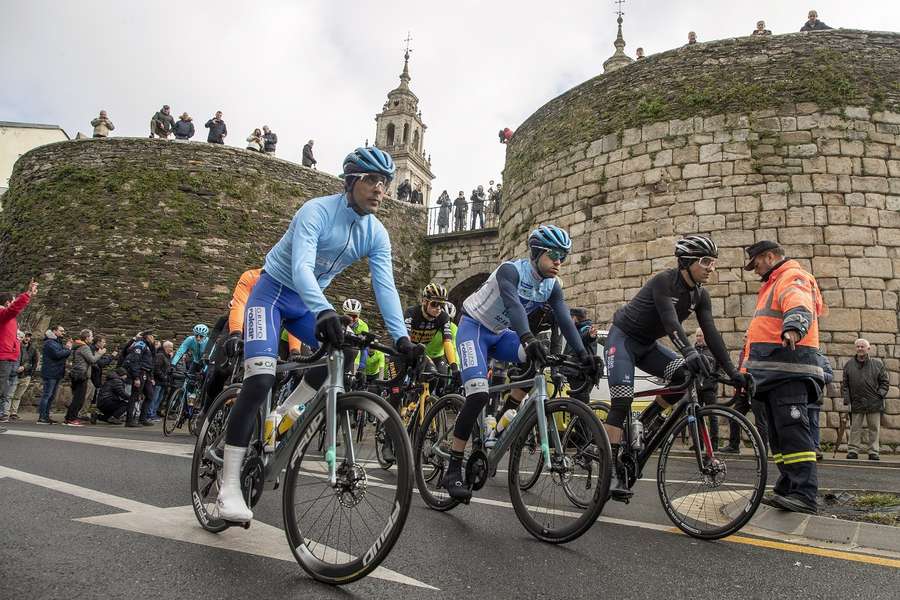 Afgelopen donderdag werd de openingsrit al op 20 kilometer voor de finish gestaakt