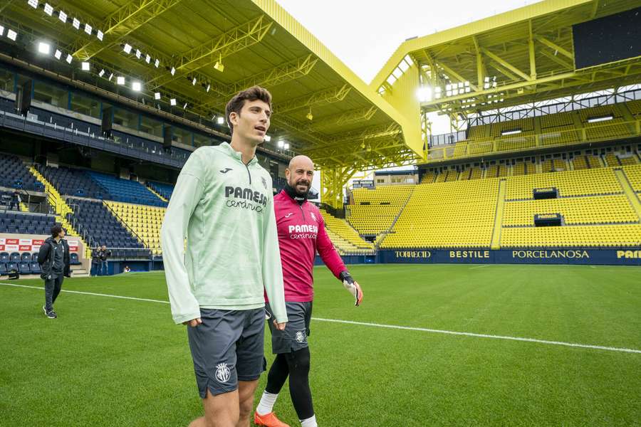 Pau Torres y Pepe Reina alucinan con el nuevo Estadio de la Cerámica.