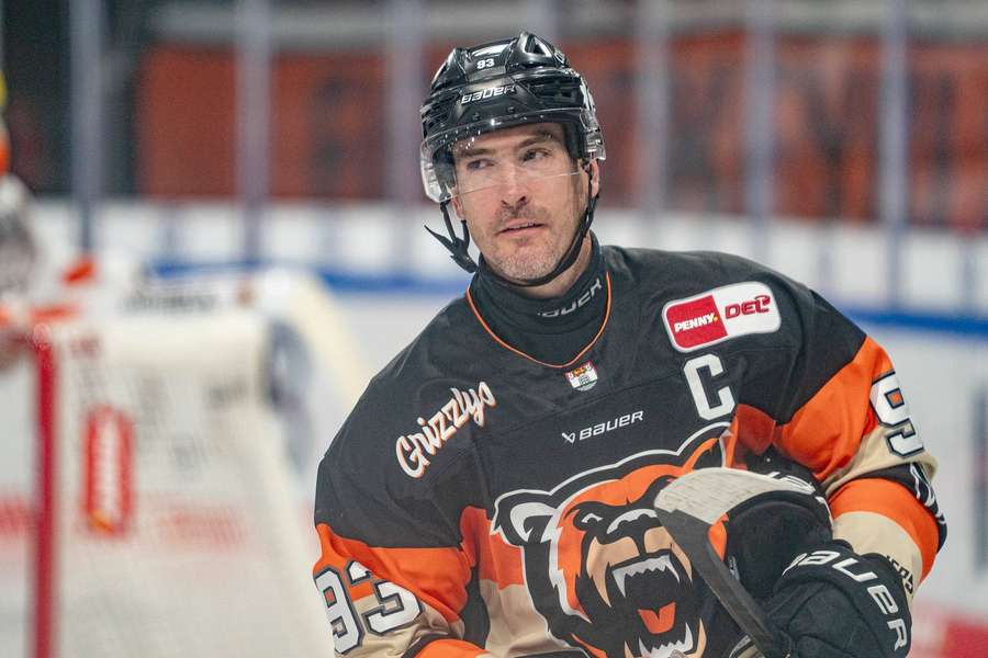 Spencer Machacek bleibt bis mindestens 2027 in Wolfsburg.