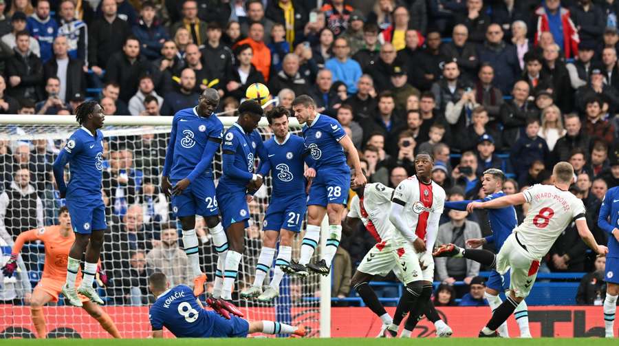 Southampton's English midfielder James Ward-Prowse (R) scores a free-kick against Chelsea