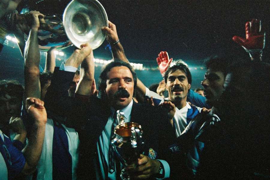 Artur Jorge levanta el trofeo de la Liga de Campeones