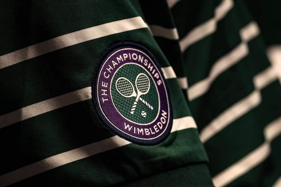 Naszywka z logo Mistrzostw Wimbledonu na rękawie pracownika obsługi naziemnej