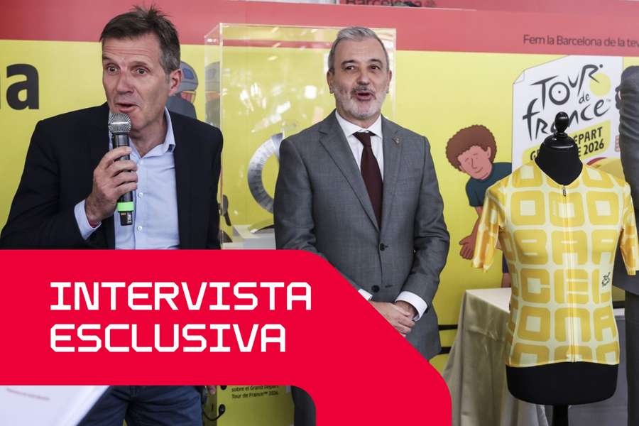 Pierre-Yves Thouault presenta il maillot in compagnia del sindaco di Barcellona, Jaume Collboni