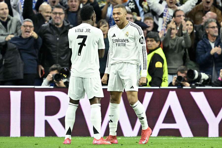 O francês (dir.) e seu parceiro brasileirão em jogo da Champions