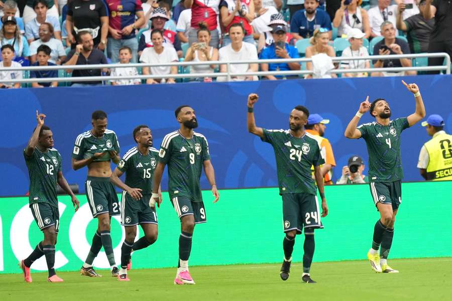 Abdulelah Alamri célèbre son but avec ses coéquipiers lors du match Arabie saoudite - Uruguay, disputé le 15 juin 2026 au Hard Rock Stadium de Miami Gardens.