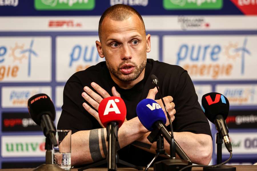 Heitinga tijdens de persconferentie na FC Twente - Ajax