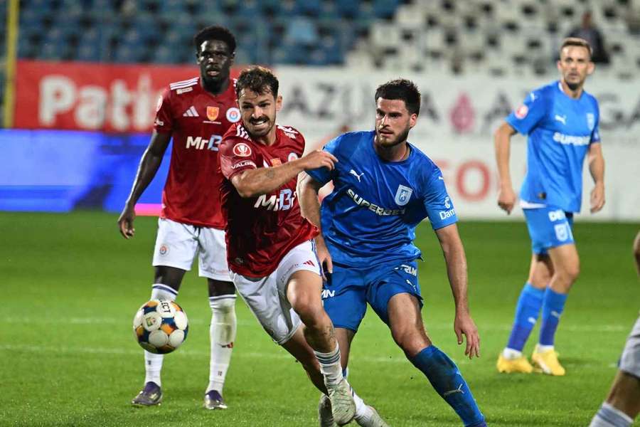Joao Lameira, în duel cu Tudor Băluță; Oțelul - Universitatea Craiova, sezonul 2025/2026 Joao Lameira, în duel cu Tudor Băluță; Oțelul - Universitatea Craiova, sezonul 2025/2026