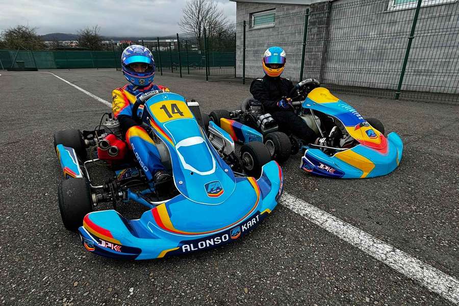 Fernando Alonso se lo pasa en grande montando en kart