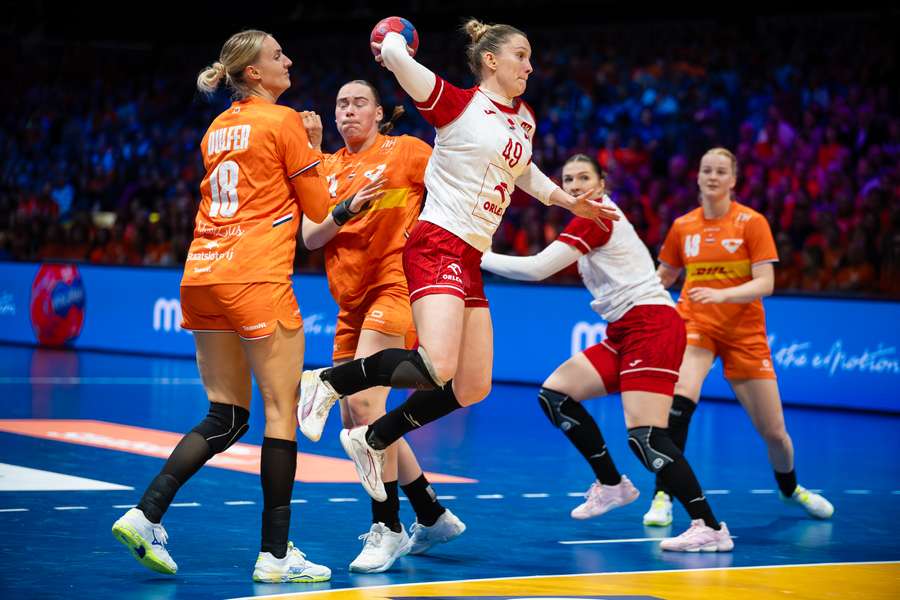 Karolina Kochaniak w meczu z Holandią podczas MŚ piłkarek ręcznych.