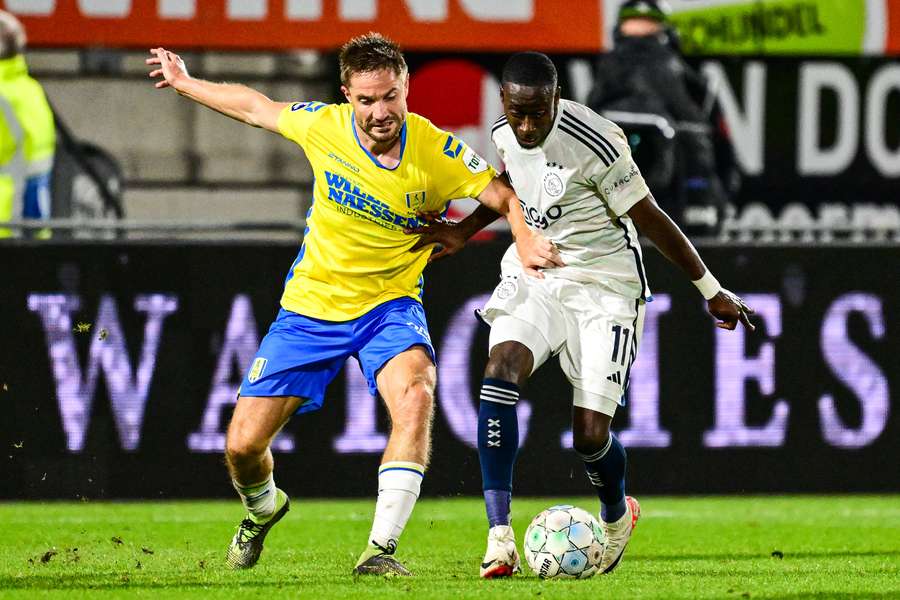 Aaron Meijer en Carlos Forbs in duel tijdens RKC-Ajax