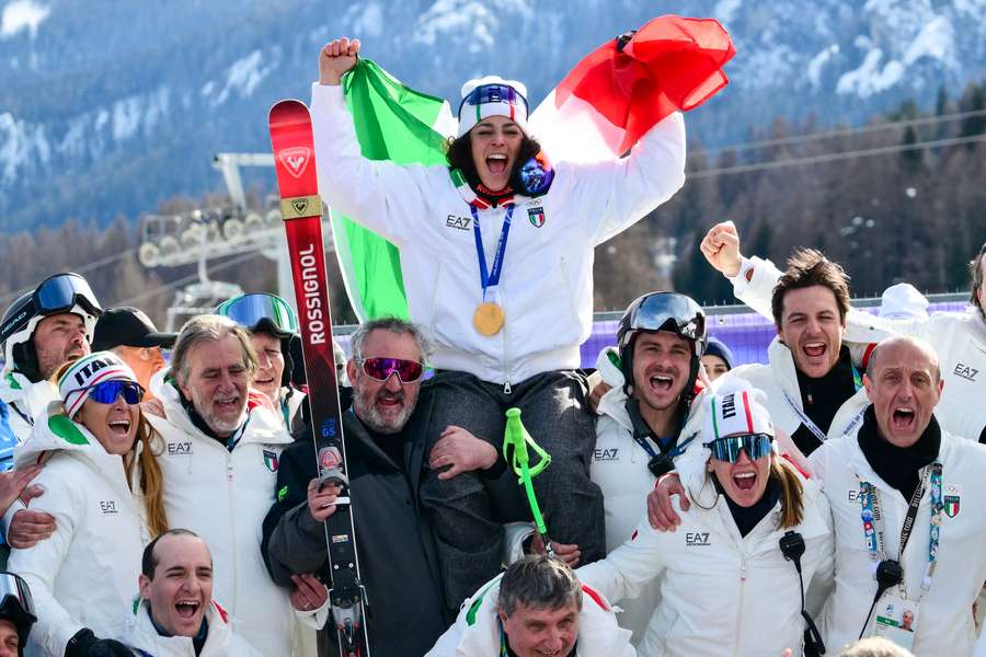 Federica Brignone esulta dopo il suo oro