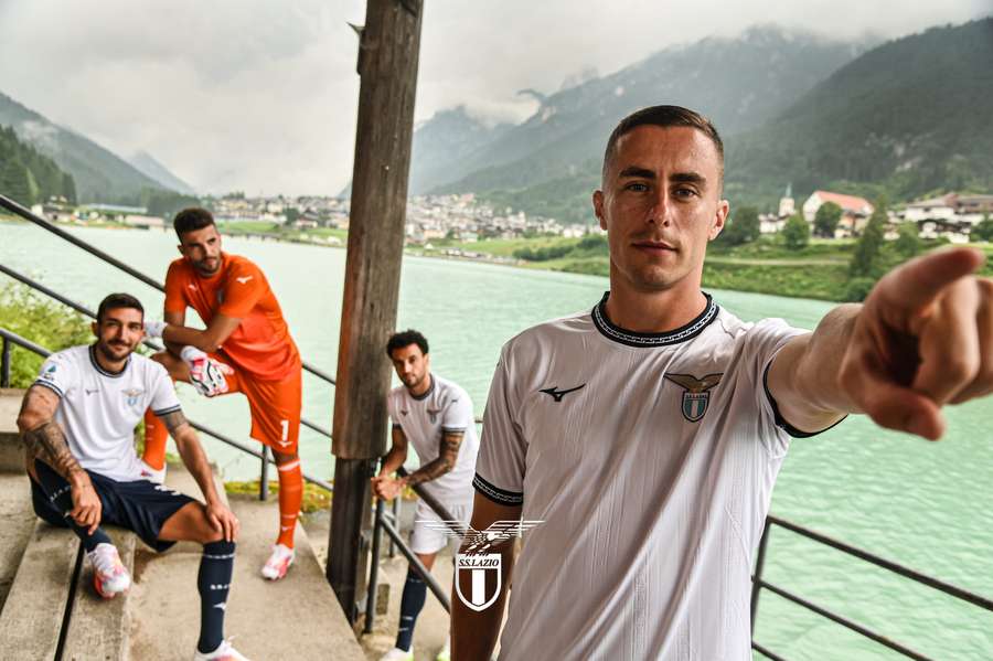 Lazio-Stars posieren im neuen Ausweichtrikot an einem idyllischen Bergsee in Italien.