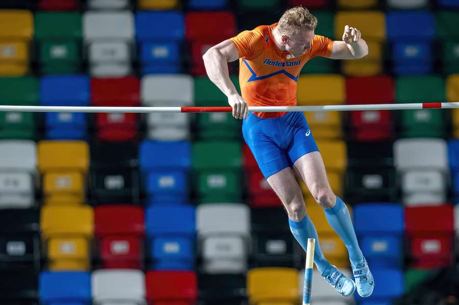 Vloon in actie op polsstokhoogspringen op het EK indooratletiek