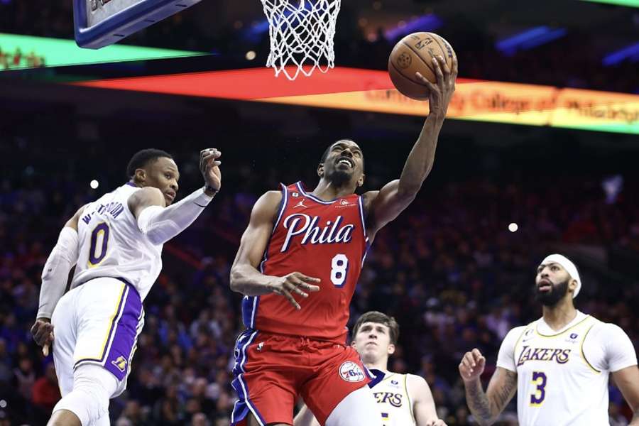 De'Anthony Melton (8) is Russell Westbrook (0) te snel af voor een score