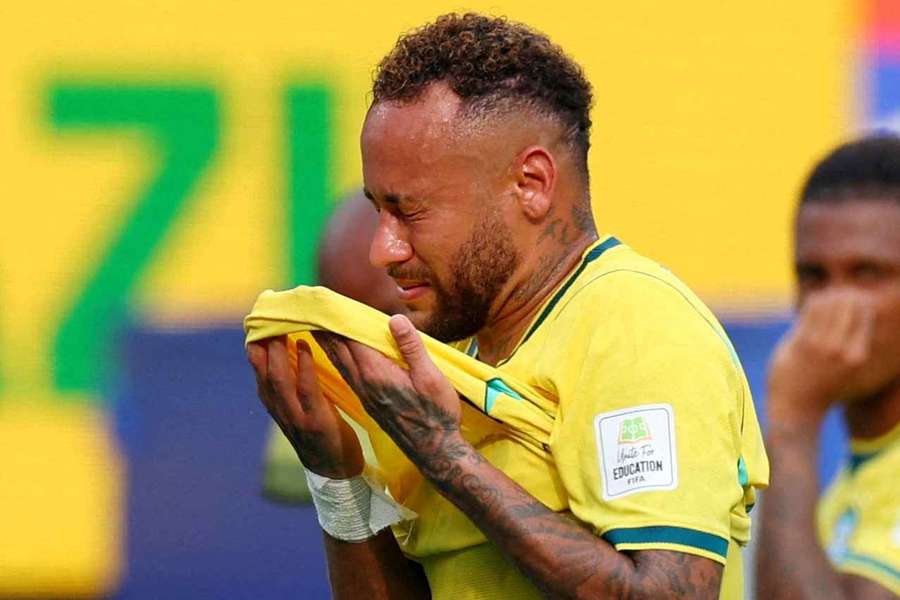 Ney chora após encerrar sua 4ª Copa sem título Ney chora após encerrar sua 4ª Copa sem título