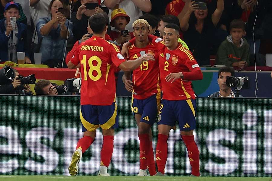 Zubimendi, Lamine Yamal y Pedro Porro celebran un gol de España ante Francia en las semifinales de la pasada Nations