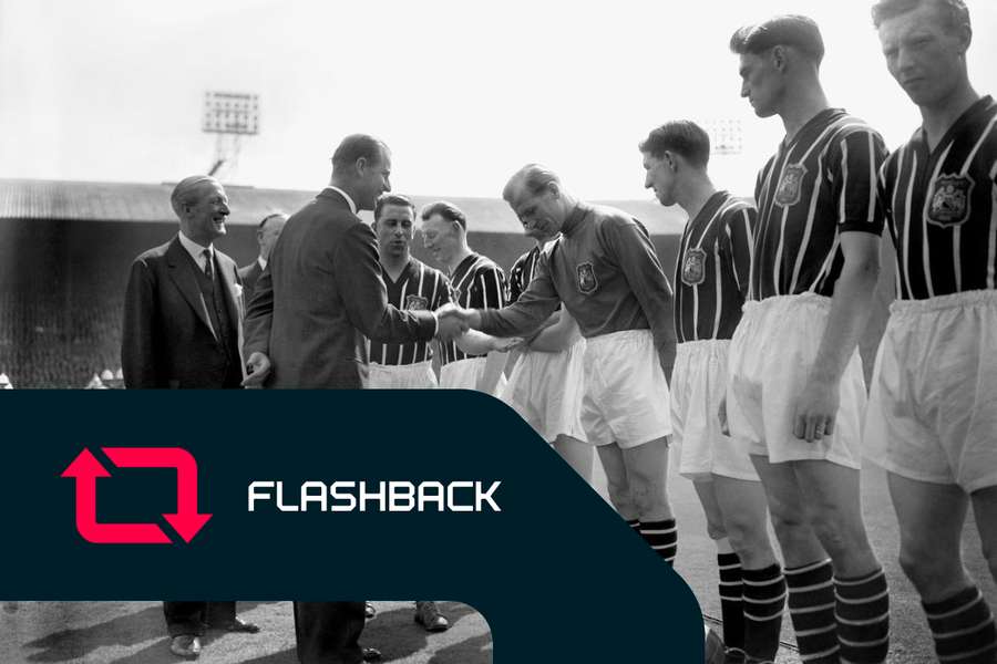 O Duque de Edimburgo cumprimenta Bert Trautmann, futebolista do ano do Manchester City, antes da final da Taça de Inglaterra de 1956, em Wembley