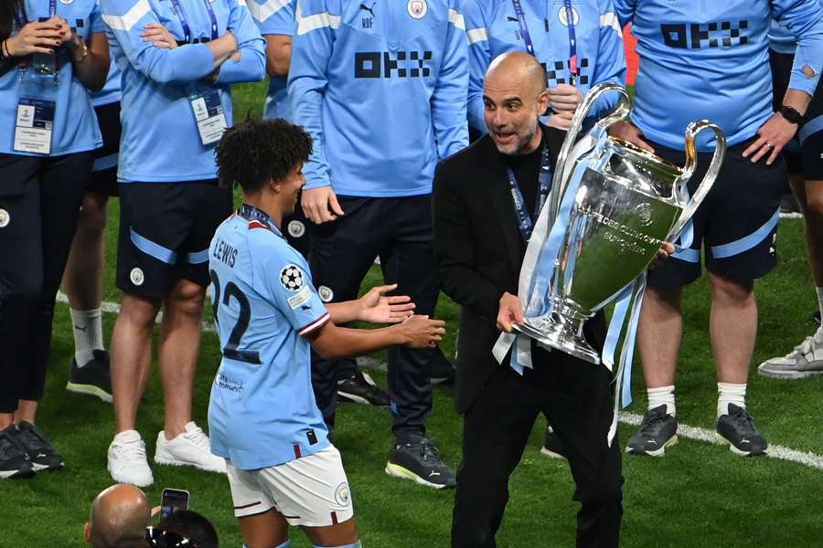 Pep Guardiola met de Champions League-trofee