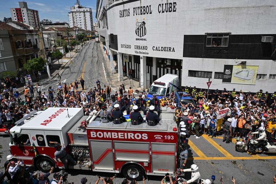 Cortejo de Pelé saiu da Vila Belmiro e percorreu importantes ruas de Santos