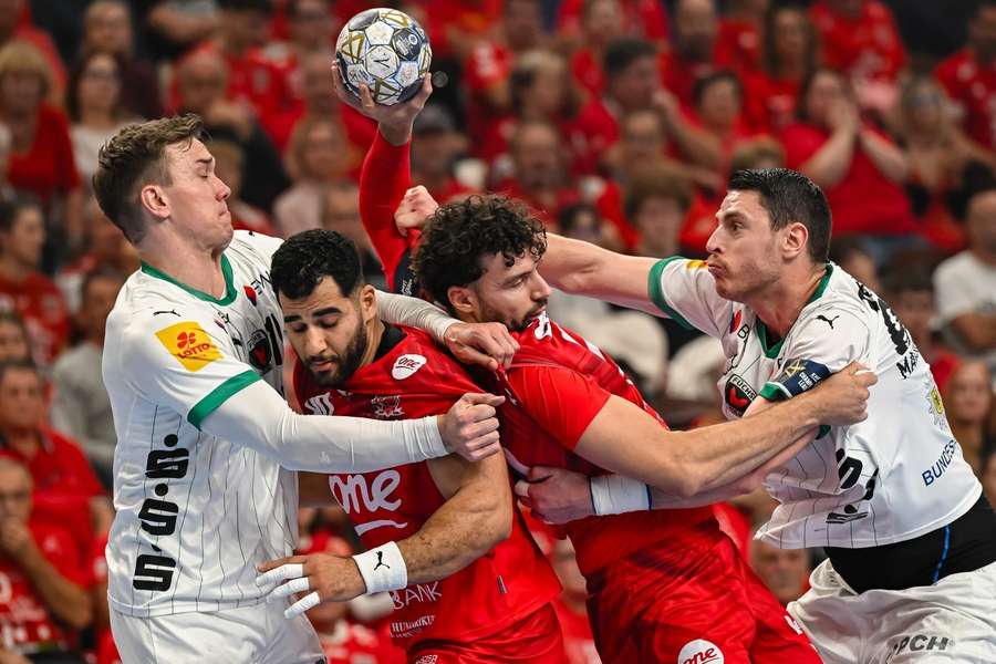 Die Füchse besiegen Veszprem in einem engen Fight. Die Füchse besiegen Veszprem in einem engen Fight.