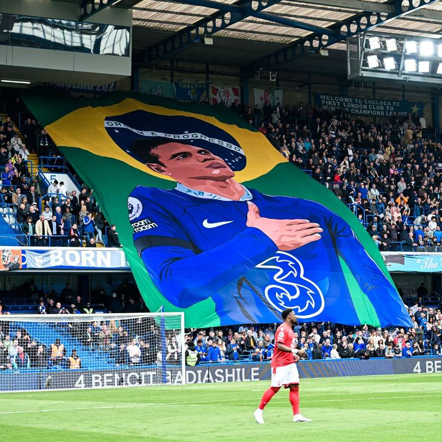 Una de las banderas de los hinchas del Chelsea para Thiago Silva