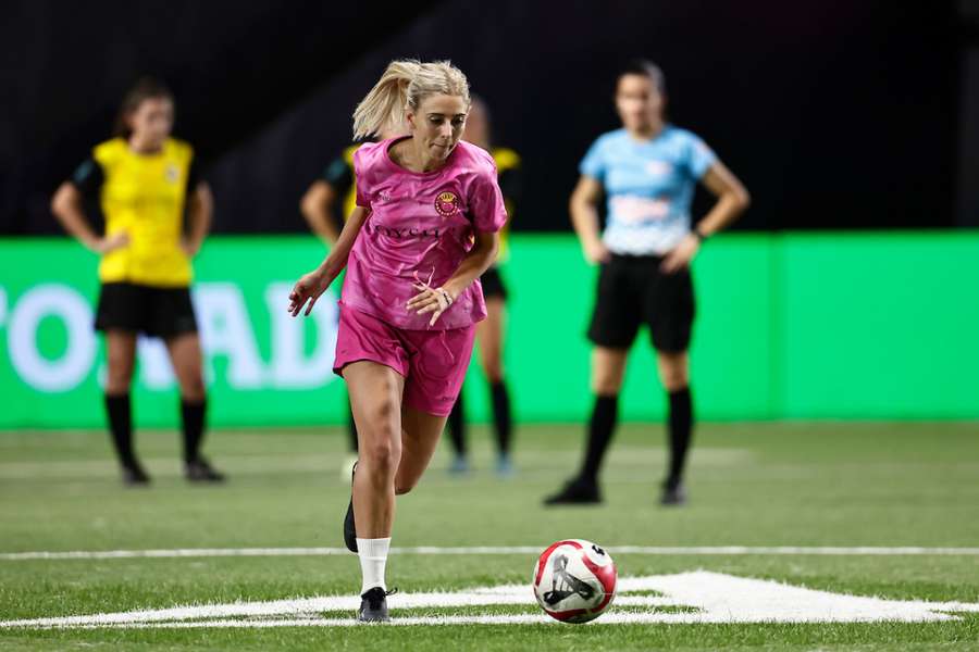 Gemita conduce el balón durante un penalti MLS.