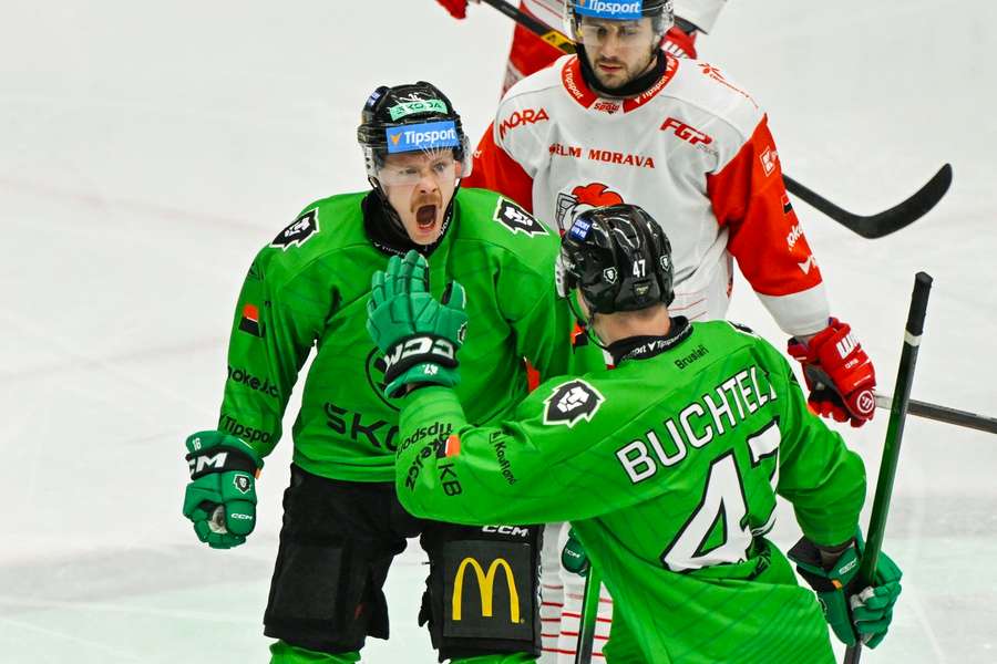 Autor prvního boleslavského gólu David Gríger (vlevo) a Jan Buchtele. Autor prvního boleslavského gólu David Gríger (vlevo) a Jan Buchtele.