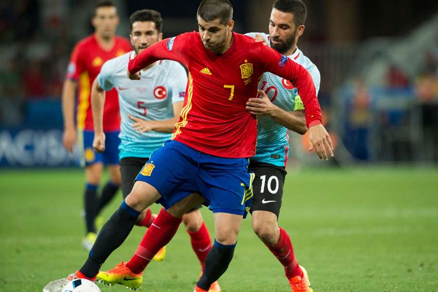 Morata ante Arda Turan, en el España-Turquía de la Eurocopa de Francia 2016 Morata ante Arda Turan, en el España-Turquía de la Eurocopa de Francia 2016