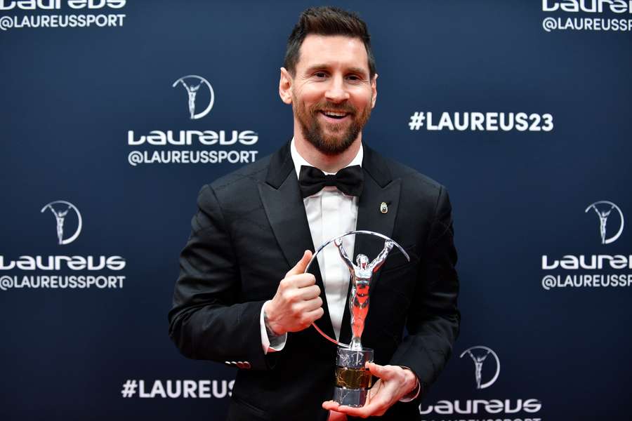 Messi, que acudió a la gala junto a su mujer, posando con el trofeo a Mejor Deportista de 2022