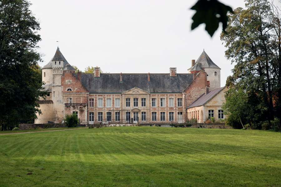The game takes place next to a 15th century castle. The game takes place next to a 15th century castle.