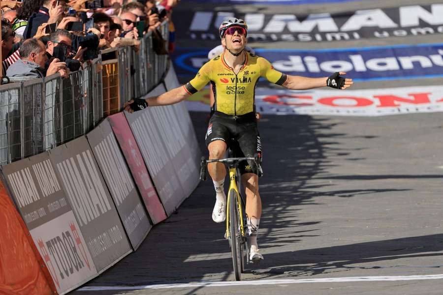 Belg Wout van Aert wygrał dziewiąty etap Giro d'Italia, del Toro liderem wyścigu