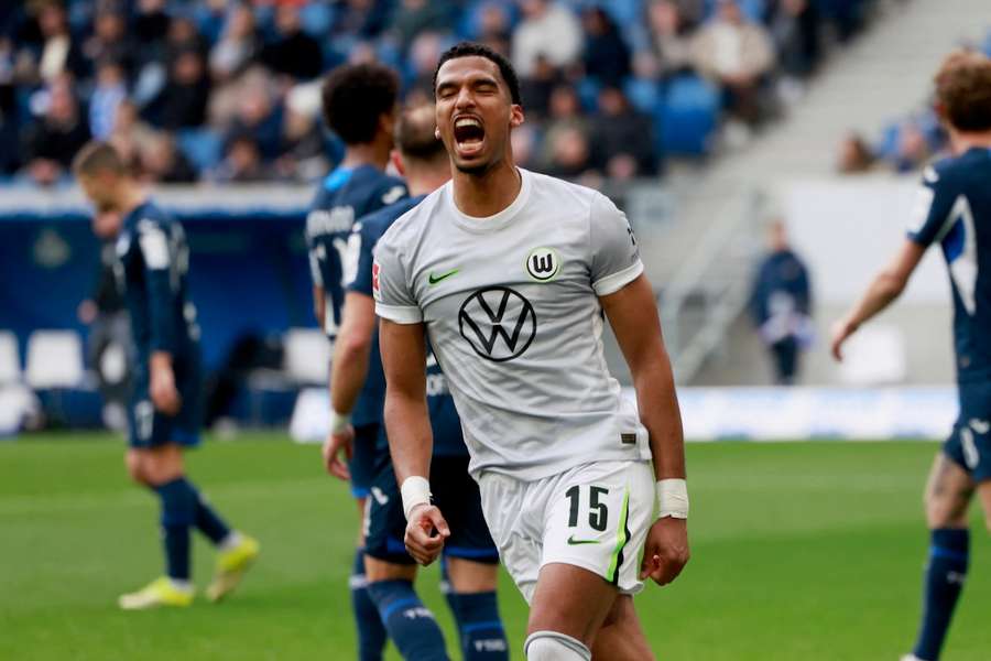 Moritz Jenz feiert das zwischenzeitliche 1:0 der Wolfsburger durch Konstantinos Koulierakis. Moritz Jenz feiert das zwischenzeitliche 1:0 der Wolfsburger durch Konstantinos Koulierakis.