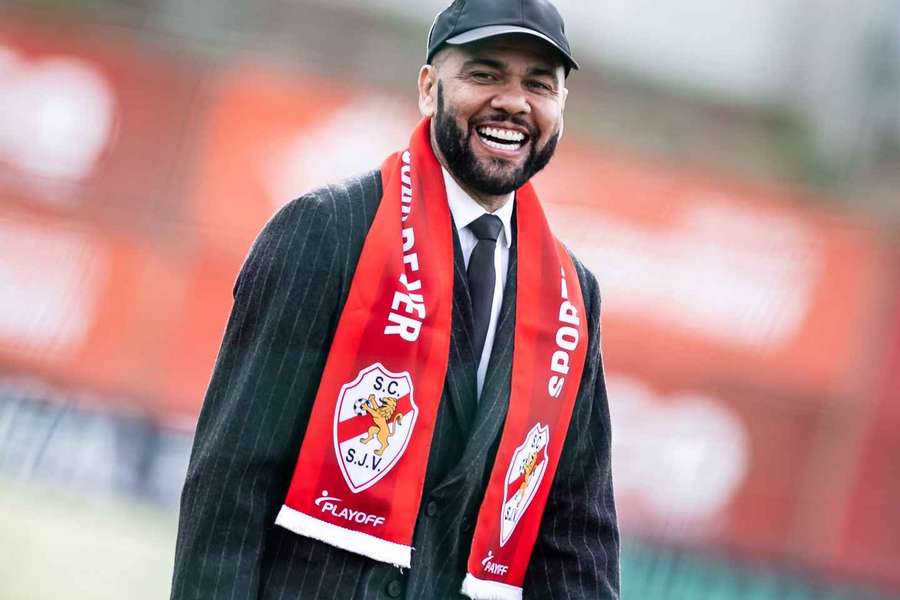 Dani Alves equipado a rigor em São João de Ver Dani Alves equipado a rigor em São João de Ver